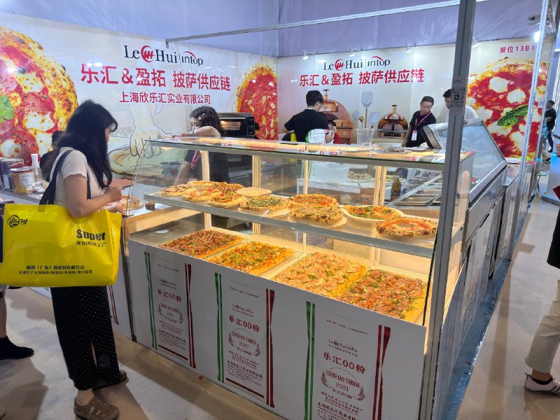 今天逃班，去国展中心逛 hotelex食博会挑咖啡豆，没忍住买了好几袋味道很好的豆子食博会比我们 AI 的展会有意思多了，小甜水喝到撑今天逃班，去国展中心逛 hotelex食博会挑咖啡豆，没忍住买了好几袋味道很好的豆子食博会比我们 AI 的展会有意思多了，小甜水喝到撑