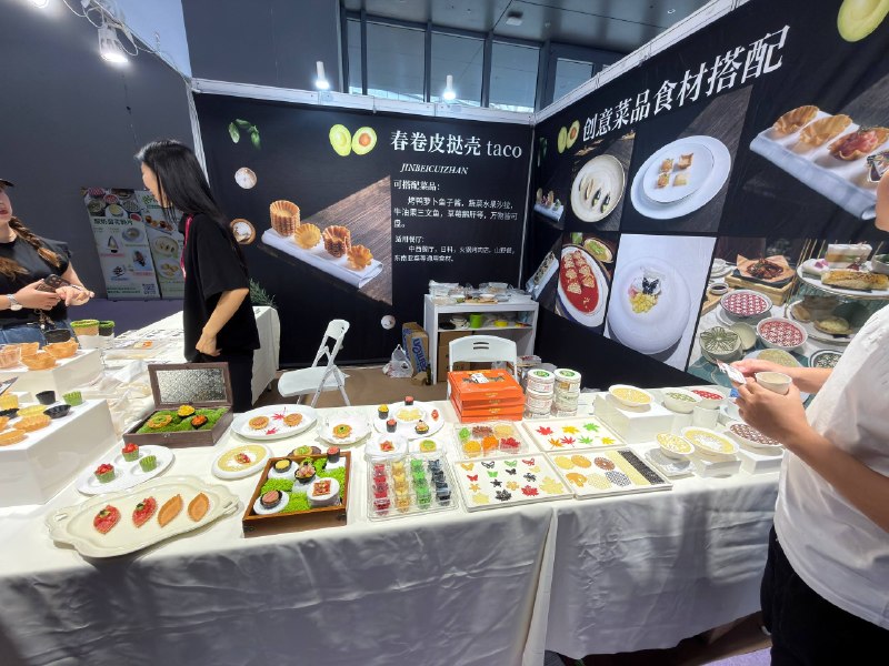 今天逃班，去国展中心逛 hotelex食博会挑咖啡豆，没忍住买了好几袋味道很好的豆子食博会比我们 AI 的展会有意思多了，小甜水喝到撑今天逃班，去国展中心逛 hotelex食博会挑咖啡豆，没忍住买了好几袋味道很好的豆子食博会比我们 AI 的展会有意思多了，小甜水喝到撑