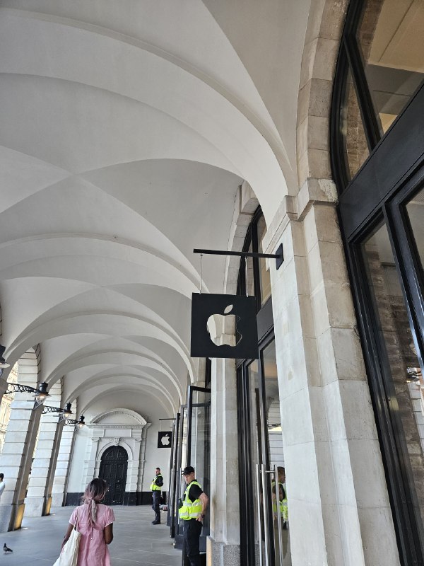 Convent Garden的Apple Store门面很低调，路过好几次不知道这个是AppleConvent Garden的Apple Store门面很低调，路过好几次不知道这个是Apple