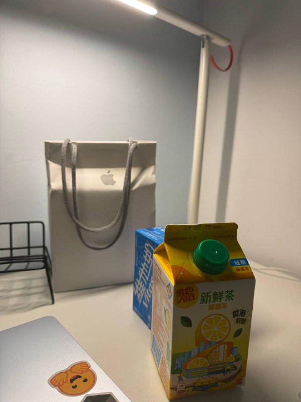 从香港回来了早上十点多自然醒，去公司吃了午饭，下午去签注机续签，现场做攻略在罗湖闸外工银亚洲 VTM 尝试开户，耗时两小时，期间提供了包括证件、内地多个银行的账单（并解释交易记录）、香港银行的账单（并解释交易记录）、住房合同、学生证、实习证明、留学 offer 等等材料，之后 staff 微笑告诉我被拒绝了🫠之后行程非常紧，深水埗吃了晚饭，开始扫街，顺路去中环 apple store 消费了一下很久没去apple store 买过东西了，感觉像进去买菜：“这个怎么卖的，给我来一个”22:00 左右从中环出发，从罗湖坐 line 1 回家，大概 0:00 左右路上看到了腾大的灯还亮着，大概是元宝从香港回来了早上十点多自然醒，去公司吃了午饭，下午去签注机续签，现场做攻略在罗湖闸外工银亚洲 VTM 尝试开户，耗时两小时，期间提供了包括证件、内地多个银行的账单（并解释交易记录）、香港银行的账单（并解释交易记录）、住房合同、学生证、实习证明、留学 offer 等等材料，之后 staff 微笑告诉我被拒绝了🫠之后行程非常紧，深水埗吃了晚饭，开始扫街，顺路去中环 apple store 消费了一下很久没去apple store 买过东西了，感觉像进去买菜：“这个怎么卖的，给我来一个”22:00 左右从中环出发，从罗湖坐 line 1 回家，大概 0:00 左右路上看到了腾大的灯还亮着，大概是元宝