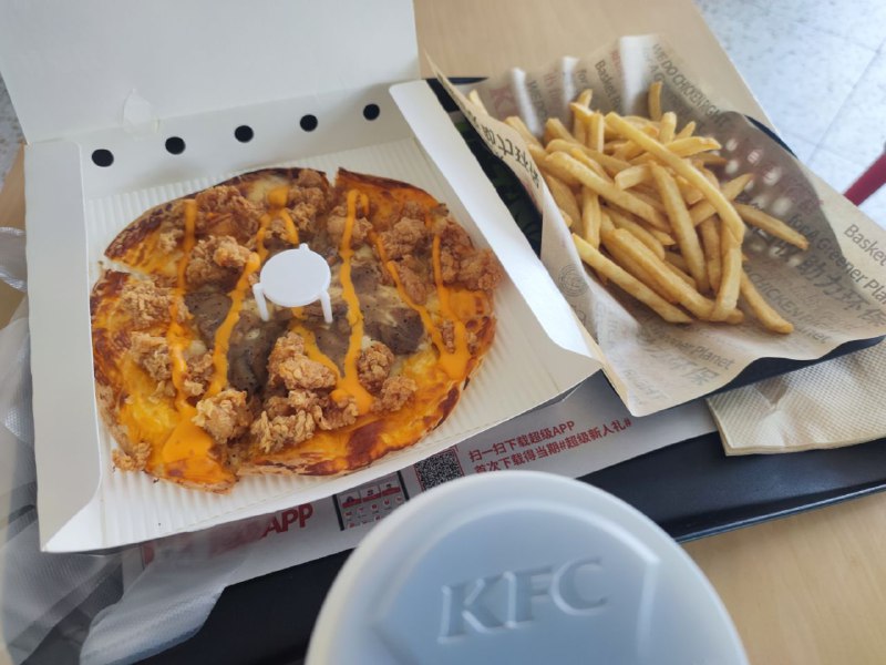 #Steven今天吃什么KFC又整了个活，帮隔壁必胜客清披萨库存其实味道还可以，但是如果一个人吃一份分量太少了一个人吃两份又好像有点多了