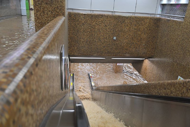 黃大仙龍翔道嚴重水浸 黃泥水湧入港鐵月台