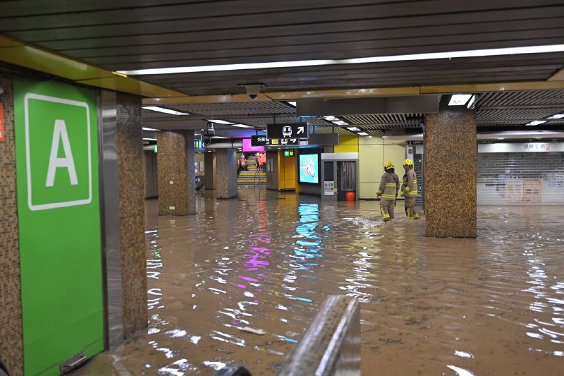 黃大仙龍翔道嚴重水浸 黃泥水湧入港鐵月台