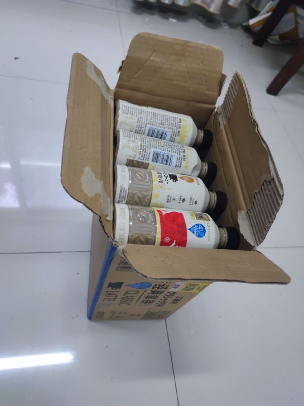 超市里扫货：超市阿姨因为要收摊了，最后的一箱三得利咖啡以1元/瓶的价格整箱卖我了