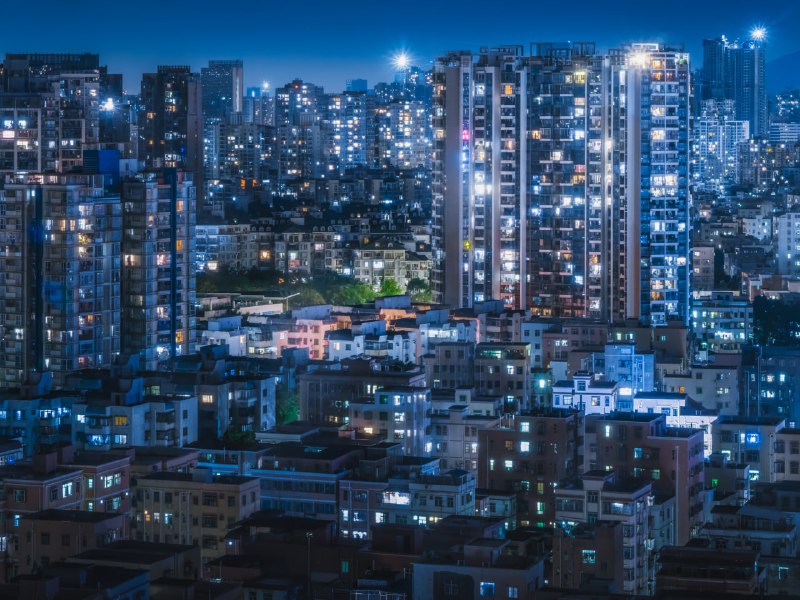 发现中转酒店是个神仙机位隔着窗户拍的，发现天台也是随便爬，明天试试，可惜没带三脚架#光与影