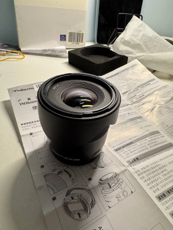 买了永诺16mm F1.8试了下实际视野比人眼略宽，半画幅上等效大约30mm试试拍星空