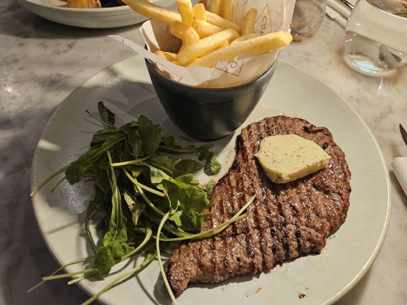 晚餐吃牛排，£23晚餐吃牛排，£23