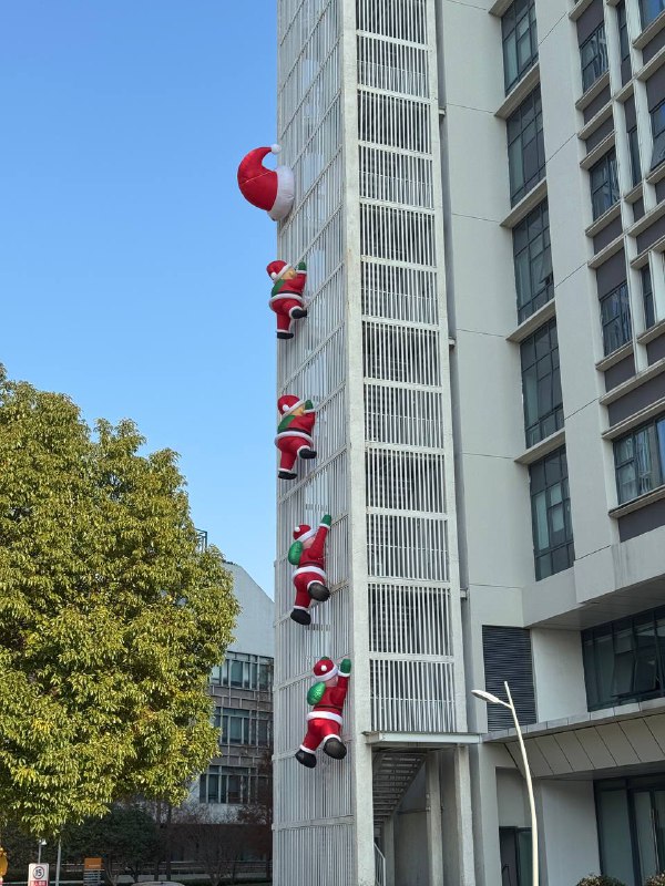 AWS上海和同事疯狂星期四顺便去公司上了一天班走了AWS上海和同事疯狂星期四顺便去公司上了一天班走了