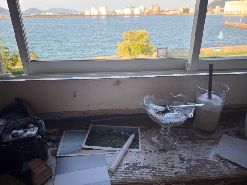 在高松的北浜找到一家咖啡店，旧集装箱改造的找了个一人独享海景的位置，吃些甜品，一会开始给朋友们写信✉️在高松的北浜找到一家咖啡店，旧集装箱改造的找了个一人独享海景的位置，吃些甜品，一会开始给朋友们写信✉️