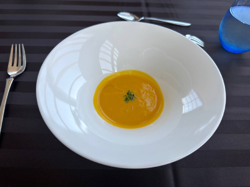 分享一下中午的fine dining法餐位于JR CLEMENT酒店楼顶160CNY左右就可以吃一整个法餐set并且欣赏极致的海港风景分享一下中午的fine dining法餐位于JR CLEMENT酒店楼顶160CNY左右就可以吃一整个法餐set并且欣赏极致的海港风景